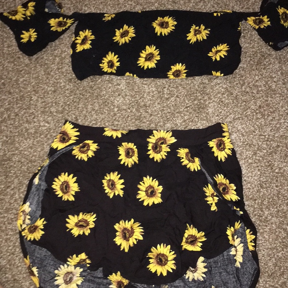 Boutique two piece sunflower Crop top and shorts